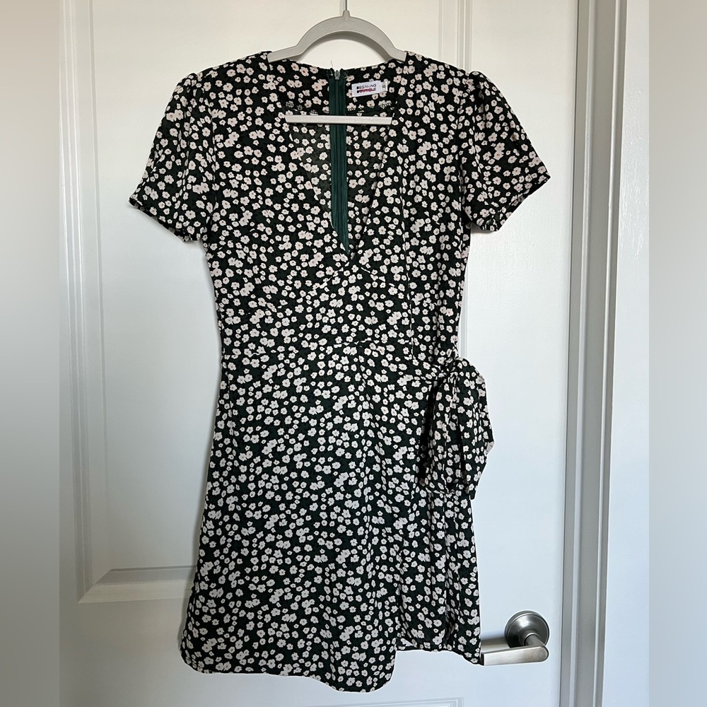 Beginning Boutique Green Floral V-Neck dress